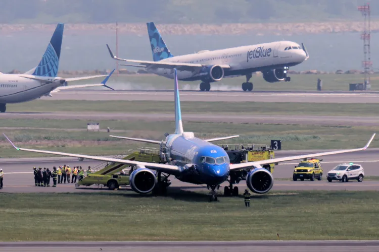 ¡Perdimos toda la dirección!: Avión de JetBlue se sale de la pista en Boston tras llegar de Chicago