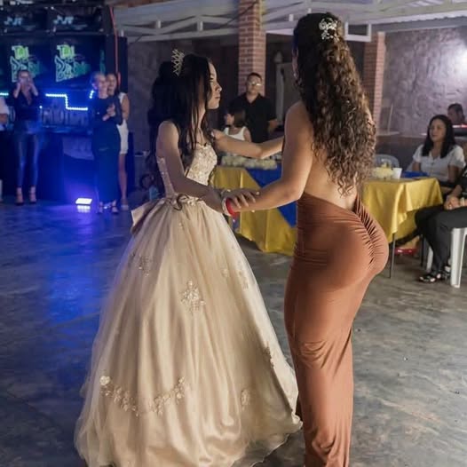 VIDEO: Madrina de piñata se roba todas las miradas durante una fiesta infantil y desata miles de comentarios en redes